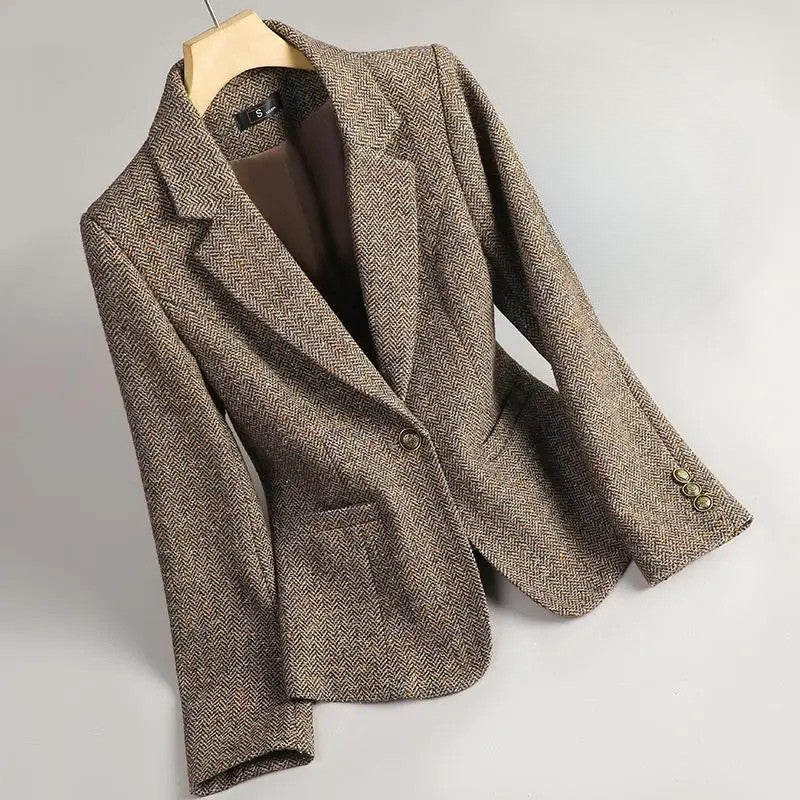 Beige tweed blazer with notch lapels, single-breasted front, gold-tone button cuffs