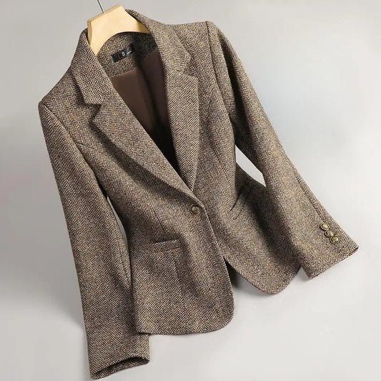 Beige tweed blazer with notch lapels, single-breasted front, gold-tone button cuffs