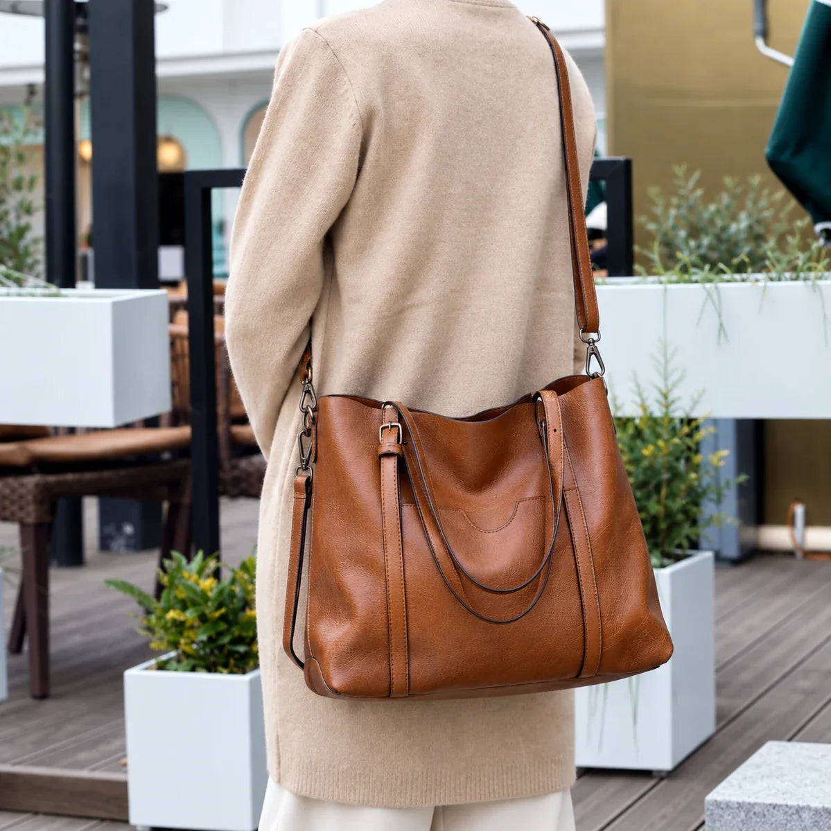 Eleonora vintage leather tote bag in brown, with top handles and shoulder straps